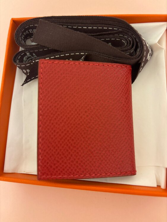 フォトフレーム赤（ブランド財布・小物）の商品画像 - 査定依頼日：2025年1月16日 - 最高査定価格：10,000円