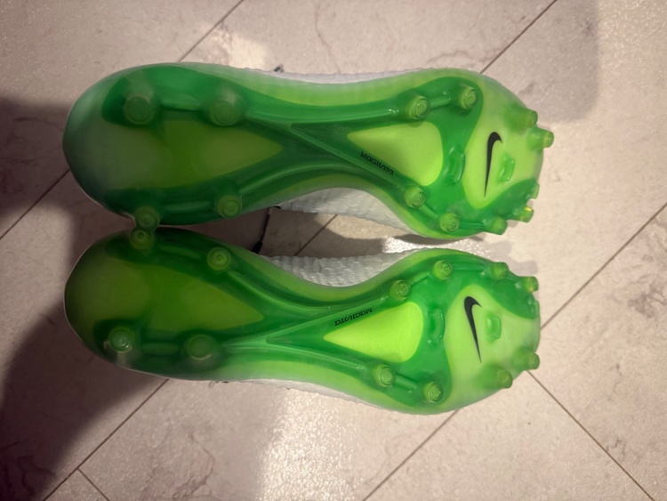 その他 その他 - ブランド: Nike - 色: ホワイト - モデル名: Magista - 特徴: ハイカットデザイン - ソールタイプ: FG（ファームグラウンド）（高級時計）の商品画像 - 査定依頼日：2025年12月22日 - 最高査定価格：100,000円