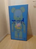 メディコム・トイ1000%　　　X-girlコラボ（フィギュア・プラモデル）の商品画像 - 査定依頼日：2021年6月21日 - 最高査定価格：45,000円