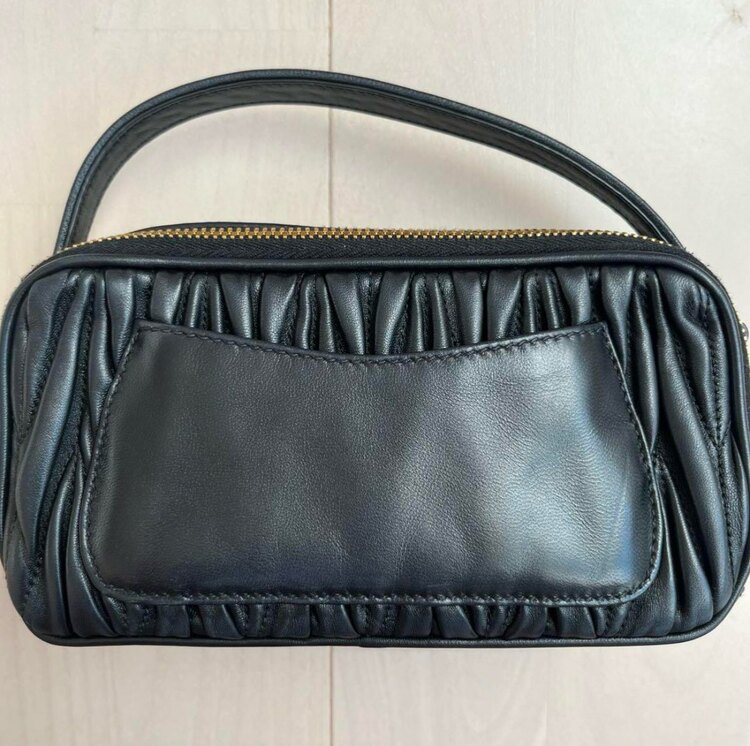 ミュウミュウ  （ブランドバッグ）の商品画像 - 査定依頼日：2025年5月5日 - 最高査定価格：80,000円