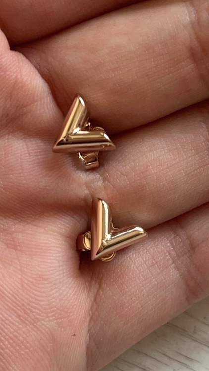 ルイヴィトン LOUIS VUITTON ピアス エセンシャル V ピンク ゴー（金・貴金属）の商品画像 - 査定依頼日：2025年8月25日 - 最高査定価格：25,000円